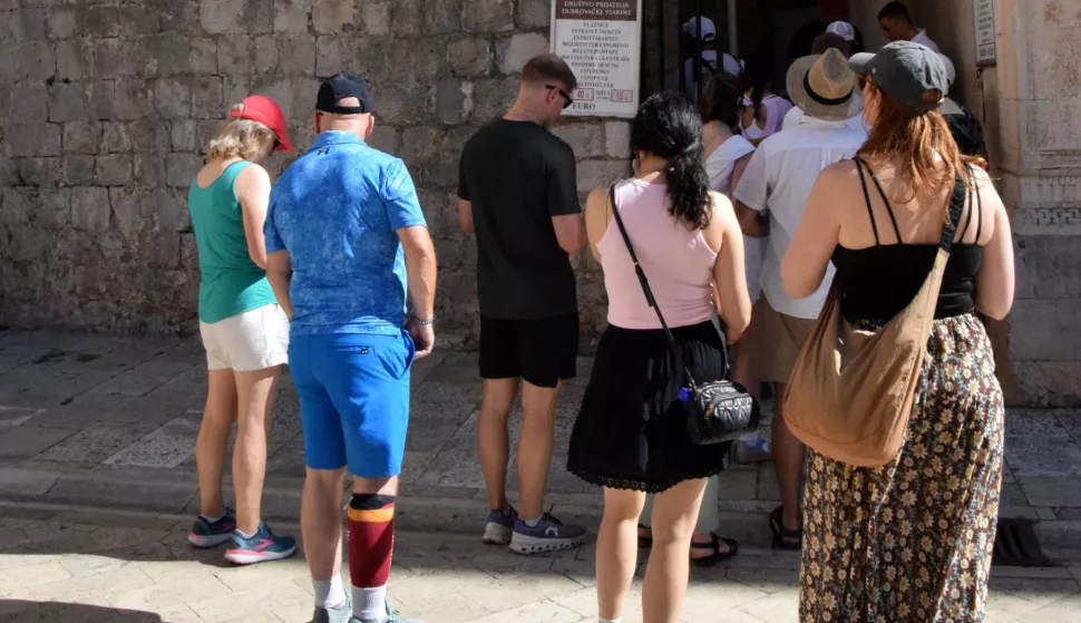 Dubrovnik, 29.06.2025.- Ljetne vru?ine zavladale su Dubrovnikom posljednjeg lipanjskog vikenda, a u nedjelju su se brojni turisti odlu?ili rashladiti u moru na svjetski poznatoj pla?i Banje. Foto HINA/Baldo MARUN?I?/ bm