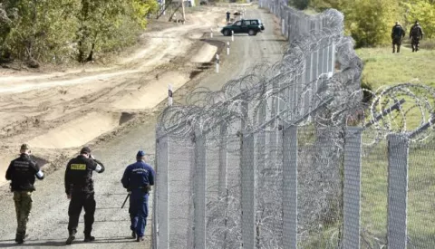 epa05583622 A police officer (C) and border guard (L) from Poland patrol with a Hungarian policeman (R) along the temporary border fence on the Hungarian-Serbian border near Roszke, 180 kms southeast of Budapest, Hungary, 13 October 2016. Polish policemen and border guards have been deployed to help the work of the Hungarian police force to protect the border between Hungary and Serbia against illegal immigration in the frame of the border controlling cooperation of the V4 (Visegrad Four) countries. EPA/Zoltan Mathe HUNGARY OUT