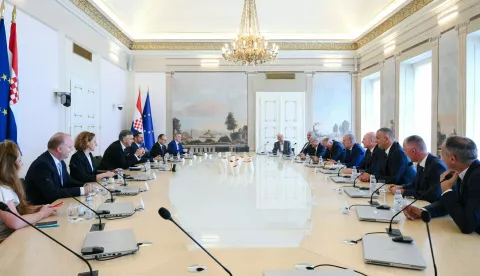 ZAGREB, 1. srpnja 2025. (Hina) - Predsjednici Vlade i Sabora - Andrej Plenković i Gordan Jandroković primili su u utorak, u odvojenim susretima, izaslanstvo Viteškog alkarskog društva na čelu s predsjednikom društva Stipom Jukićem, a glavna tema susreta bila je priprema za 310. Sinjsku alku 3. kolovoza.