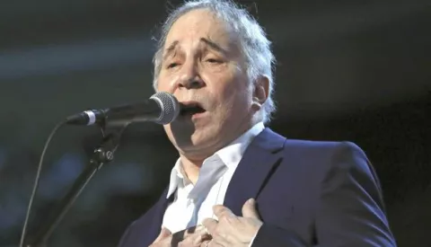 epa05574118 (FILE) The file picture dated 25 July 2016 shows US musician Paul Simon performing on the first day of the Democratic National Convention at the Wells Fargo Center in Philadelphia, Pennsylvania, USA. Paul Simon turns 75 on 13 October 2016. EPA/ANDREW GOMBERT------MOZAIK, 3 stupca