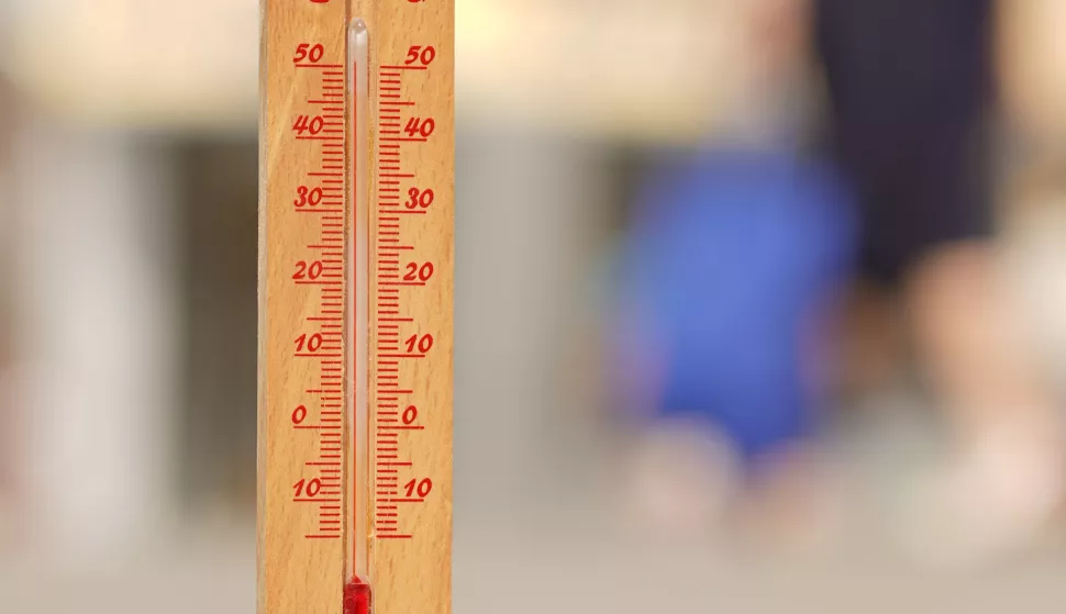 24.06.2021., Banja Luka, Bosna i Hercegovina - Danas je u nekoliko gradova BiH bio na snazi crveni meteoalarm koji upozorava na ekstremno visoke temperature. Reporter Pixsella je na Trg Krajine u Banja Luci u 15 sata postavio termometar koji je na suncu u roku od svega par minuta dosegao preko 50 stupnjeva Celzijusa. Sluzbeni podaci, za sada, su pokazali da je temperatura u hladu dosezala oko 38 stupnjeva. Banjalucana na ulicama skoro i da nije bilo, a oni koji su morali na ulicu osvjezavali su se vodom, sokom ili sladoledom. Ipak, na obalama Vrbasa druga slika. Vrbas je pun plivaca koji su se brckali u hladnoj vodi, a na obali su se rostiljali poznati banjalucki cevapi. Photo: Dejan Rakita/PIXSELL