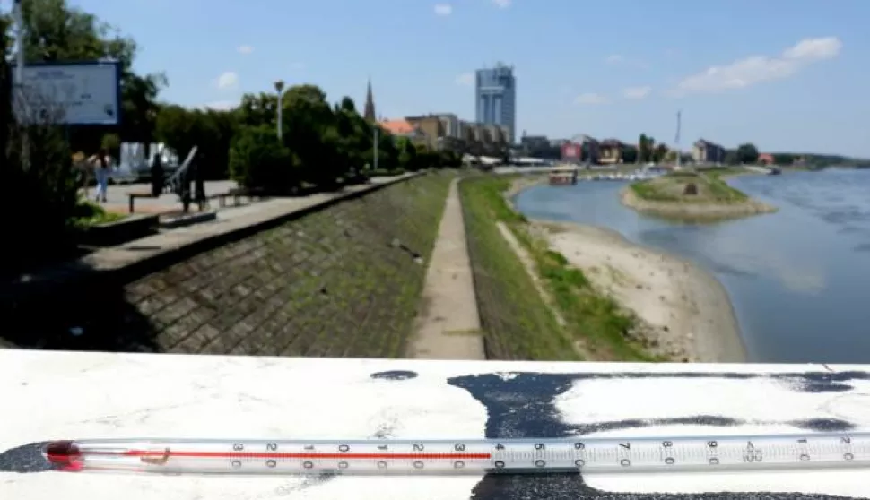 OSIJEK, 11. 07. 2017, LJETO VRUČINA. OSIJEK, NA +35*C. TOPOLOTNI VAL U OSIJEKU. PORMENADA, DRAVA, VISEĆI MOST. snimio GOJKO MITIĆ