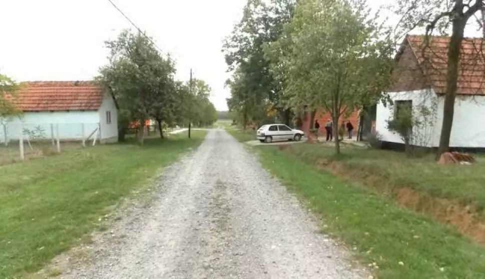 TRNAVA/SVETOBLAŽJJEU srijedu, 17. travnja, kada su parlamentarni izbori, svoju će građansku dužnost glasovanjem obaviti i malobrojni stanovnici Zvjerinjaka.Taj zaselak živopisnog imena izdvojeni je dio Svetoblažja, sela u Općini Trnava, s kojim je Zvjerinjak povezan s približno kilometar makadama, a na asfalt se i dalje čeka. snimljeno 25. 9. 2015.