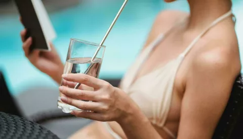 pije vodu bazen ljeto