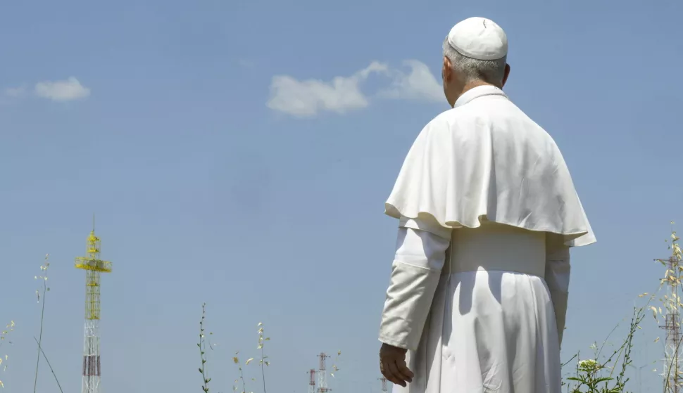 epa12185379 A handout picture provided by the Vatican Media shows Pope Leo XIV visiting the shortwave transmission center of the Vatican Radio, in Santa Maria di Galeria, near Rome, Italy, 19 June 2025. EPA/VATICAN MEDIA HANDOUT HANDOUT EDITORIAL USE ONLY/NO SALES