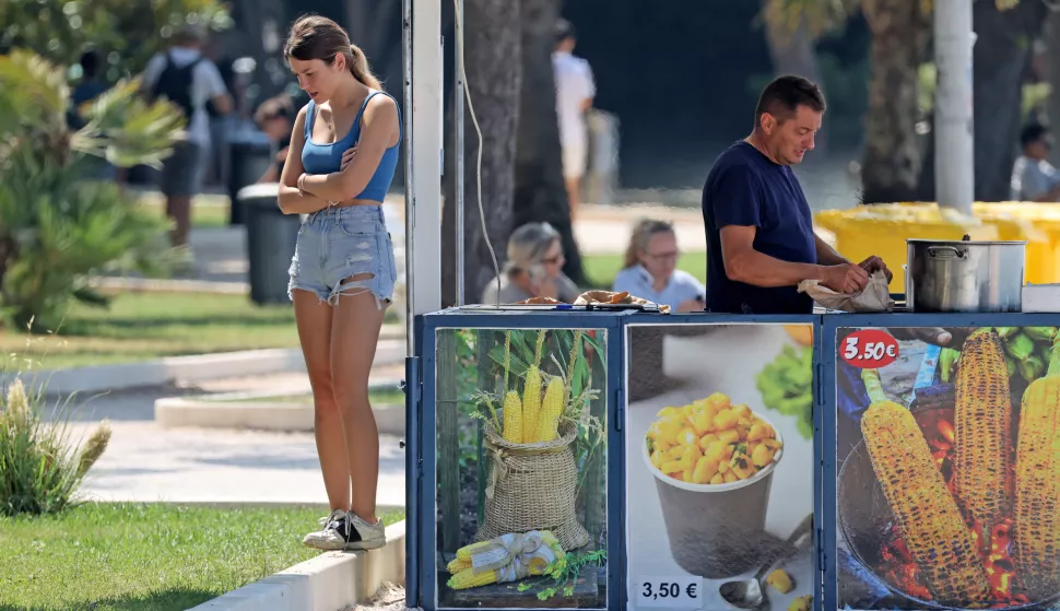 Zadar, 26.06.2025. - Na vrhuncu toplinskog vala turisti i Zadrani tražili spas u hladu, moru, osvježenju vodom i sladoledom.Foto HINA/Zvonko KUCELIN