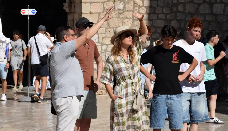 Dubrovnik, 29.06.2025.- Ljetne vru?ine zavladale su Dubrovnikom posljednjeg lipanjskog vikenda, a u nedjelju su se brojni turisti odlu?ili rashladiti u moru na svjetski poznatoj pla?i Banje. Foto HINA/Baldo MARUN?I?/ bm