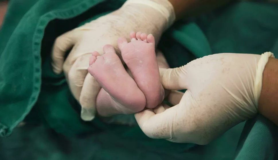 beba primalja babica porođaj