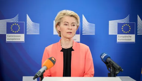 epa12007021 A handout photo made available by the European Commission shows European Commission President Ursula von der Leyen during a press conference in Samarkand, Uzbekistan, 03 April 2025, ahead of the EU-Central Asia summit. Ursula von der Leyen said that the global economy will suffer after US President Donald Trump imposed tariffs on 02 April, adding that the EU was prepared to retaliate against the 20 percent tariffs. EPA/EUROPEAN COMMISSSION/DATI BENDO/HANDOUT HANDOUT EDITORIAL USE ONLY/NO SALES