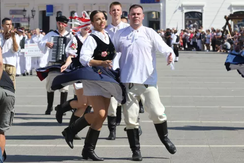 Djakovo, 07. 07. 2024, Svecana povorka 58. Djakovackih vezova, folklorne skupine, svatovske zaprege i jahaci.snimio GOJKO MITIĆ