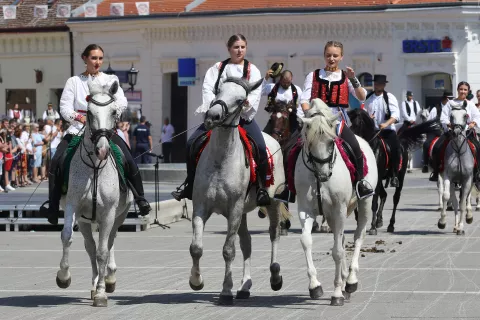 Djakovo, 07. 07. 2024, Svecana povorka 58. Djakovackih vezova, folklorne skupine, svatovske zaprege i jahaci.snimio GOJKO MITIĆ