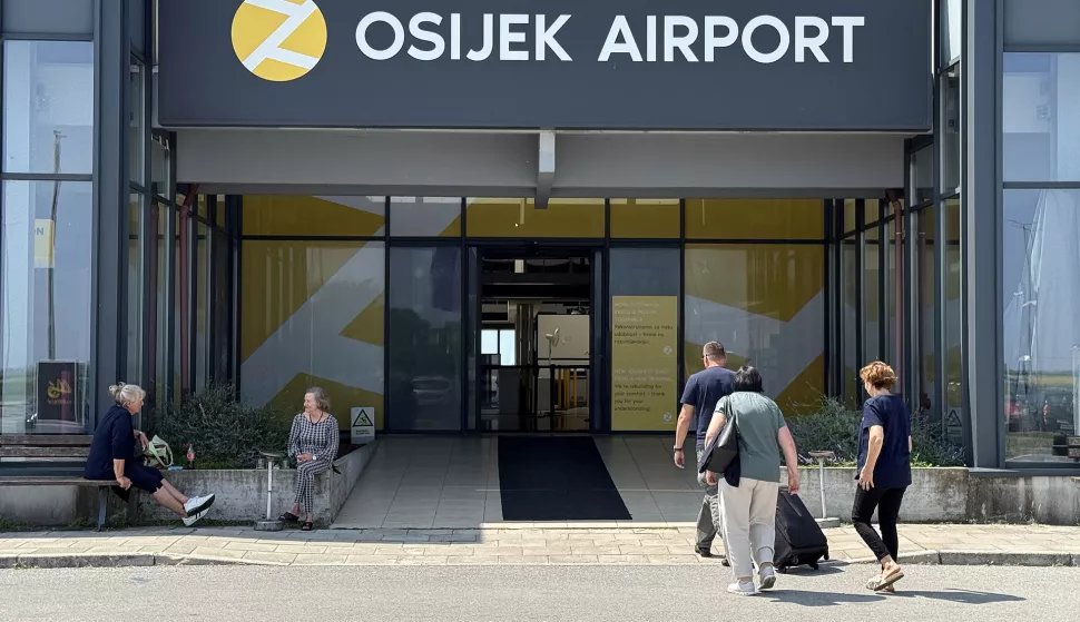 Klisa, 13. 06. 2025., Zračna luka Osijek, ZLO, obilazak, detalji, ilustracije, prtljaga; prijava; let; zrakoplov; putnici; putnik; turist; turistiSNIMIO BRUNO JOBST