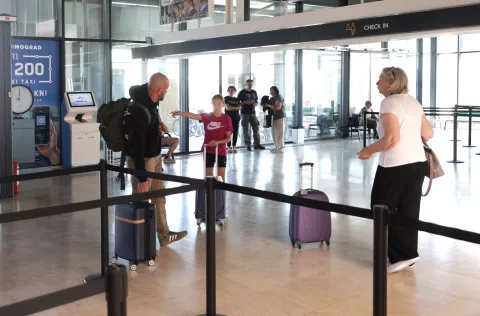 Klisa, 13. 06. 2025., Zračna luka Osijek, ZLO, obilazak, detalji, ilustracije, predaja kofera; prtljaga; prijava; let; zrakoplov; putnici; putnik; turist; turistiSNIMIO BRUNO JOBST