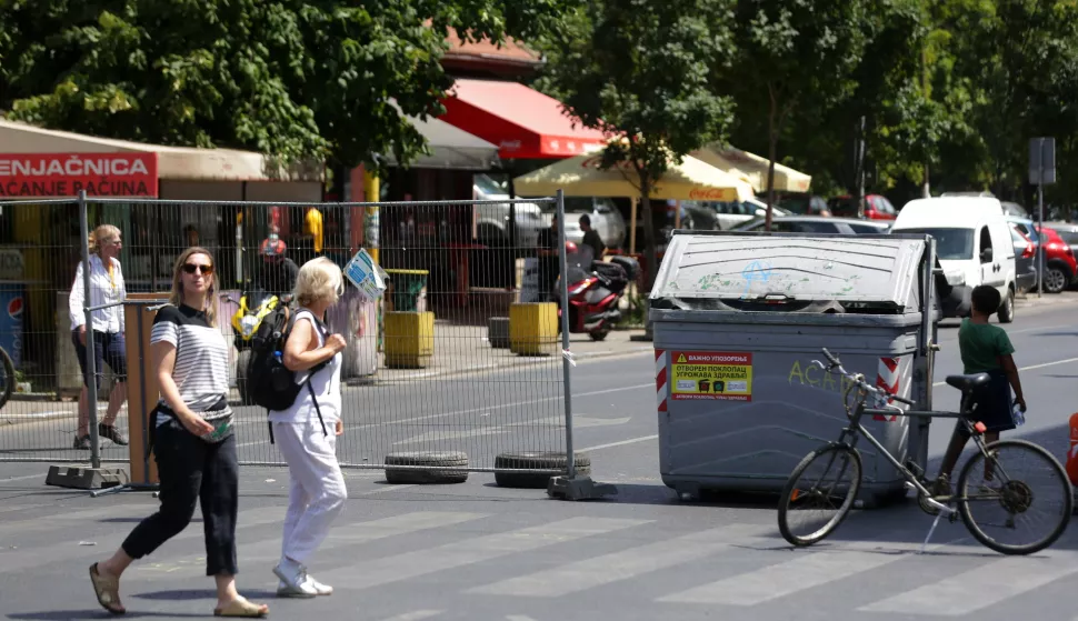 epa12208354 People walk past barricades during road blockades organized by students and anti-government demonstrators in Belgrade, Serbia, 01 July 2025. University students and anti-government protestors are demanding snap elections and release of detained protesters. EPA/ANDREJ CUKIC