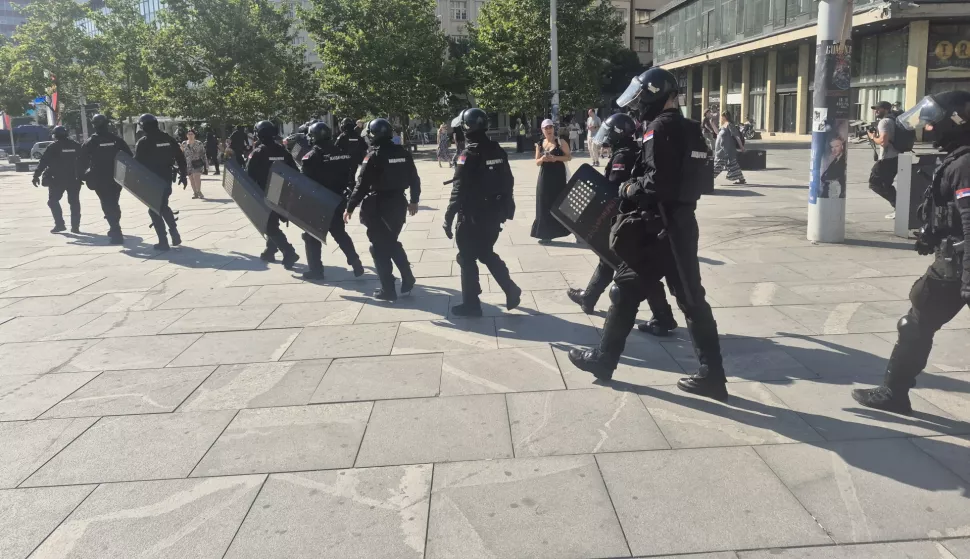 Beograd, 04.07.2025. - Jake policijske snaga spriječavale su u petak blokade na koje su pozvali studenti u Beogradu, Novom Sadu i Nišu, a privedeno je ili uhićeno više osoba, dok su tužiteljstva i sudovi pojačali dežurstva kako bi privedene žurno procesuirali zbog prekršaja ili kaznenih djela. foto HINA/ FoNet/ Dejan JEREMIĆ/ tm