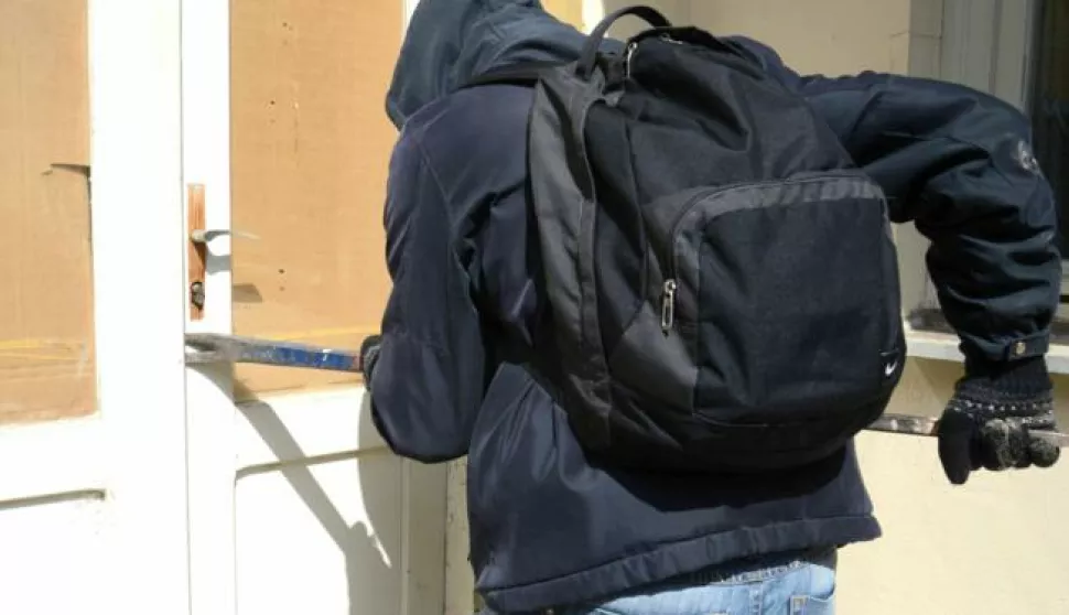 Osijek: 16.04.2014Provala vrata sa pajerom, ilustracija za crnu kroniku, obijanje, provala, razvaljivanjeSnimio: Josip eri