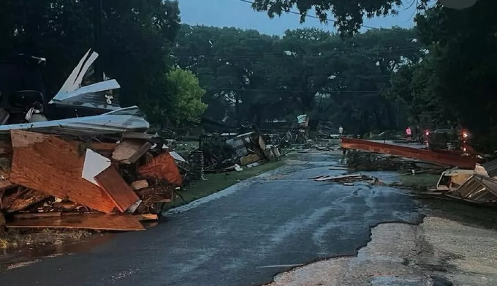 ZAGREB, 5. srpnja 2025. (Hina/Reuters) - Najmanje su 24 osobe po novim podacima poginule u poplavama u Teksasu, objavio je u subotu okružni šerif Larry Leitha. I dalje se traga za 23 djevojčice koje su nestale u vodenoj stihiji. 