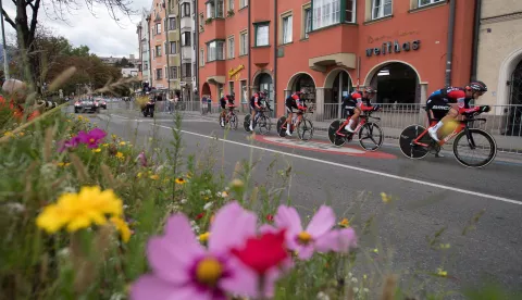 epa07041618 Riders of the BMC Racing Team in action during the UCI Road Cycling World Championships Men's Team Time Trial in Innsbruck, Austria, 23 September 2018. EPA/DANIEL KOPATSCH