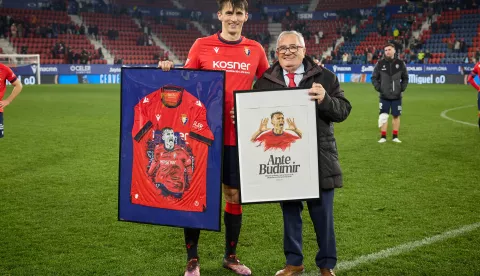 Pamplona, 3.3.2025.- Hrvatski nogometni reprezentativac Ante Budimir, koji je u nedjelju pogotkom za Osasunu u remiju 3-3 s Valencijom postao najbolji strijelac u povijesti kluba u prvoj ?panjolskoj ligi, rekao je da ?e zauvijek pamtiti dan kada je do?ao do 58. gola. Predsjednik kluba Luis Sabalza uru?io je nakon utakmice hrvatskom internacionalcu dva poklona, komemorativnu sliku i ru?no napravljeni crte? na dresu kluba. foto HINA/ C.A. Osasuna/ ua