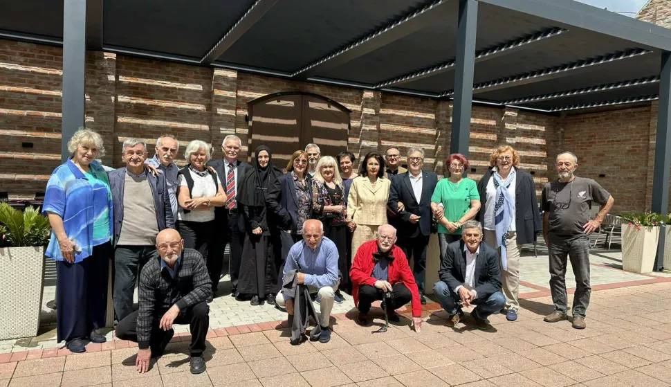 Pola stoljeća od kraja srednjoškolskog obrazovanjaDKČGimnazija Braća Ribar IV-1