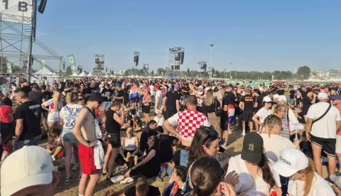 Hipodrom se lagano puni dok obožavatelji dolaze na večerašnji koncert Thompsona