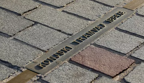 Osijek, 04. 06. 2025, Tvrđa, Kuhačeva ulica, detalj na trasi bivše trase kojom se kretao konjski tramvaj u Osijeku.snimio GOJKO MITIĆ
