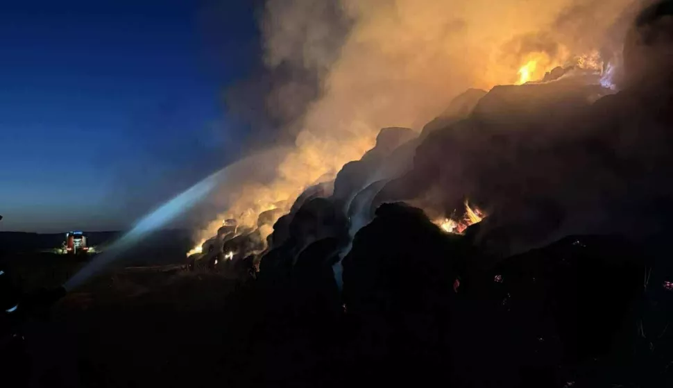 Veliki požar bala slame na farmi