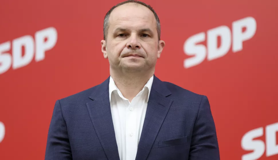 Zagreb, 20.02.2025 - Predsjednik SDP-a Siniša Hajdaš Dončić i SDP-ovi saborski zastupnici Sanja Bježančević i Boris Lalovac održali su konferenciju za medije povodom Svjetskog dana socijalne pravde na kojoj je predstavljena politika SDP-a za mirovine. Na slici Siniša Hajdaš Dončić.foto HINA/ Damir SENČAR/ ds