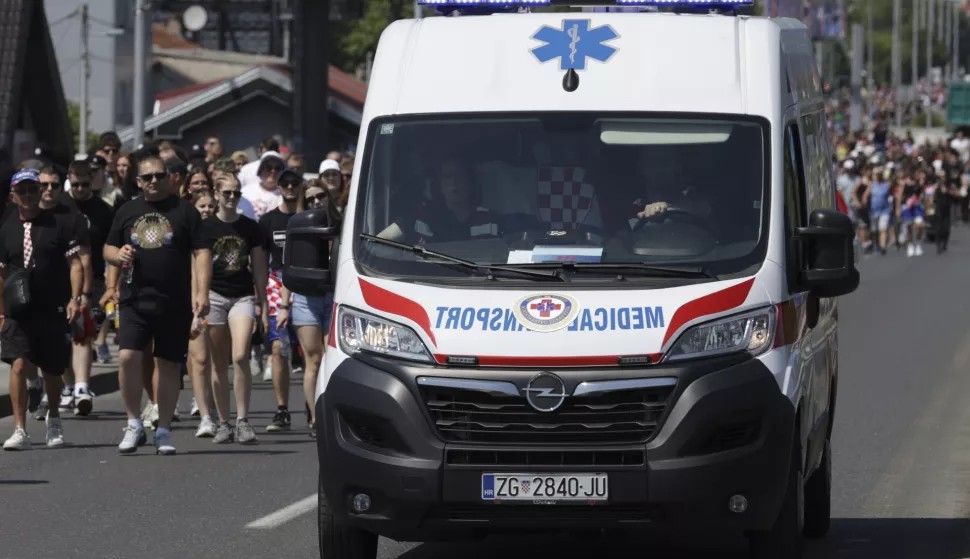 Zagreb, 05.07.2025. - Tijekom dana, uoči Thompsonova koncerta na zagrebačkom Hipodromu, policija je privela 44 osobe, a 16 je osoba zatražilo liječničku pomoć, izvijestio je u 19 sati voditelj Stožera za provedbu mjera osiguranja Thompsonovog koncerta Damir Barić iz MUP-a. Na fotografiji vozilo hitne pomoći. foto HINA/ Lana SLIVAR DOMINIĆ/ lsdn