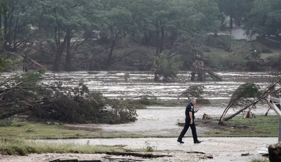 epa12219258 Search and Rescue teams continue working around the clock following flash flooding on the Guadalupe River in Kerr County, in Kerrville, Texas, USA, 05 July 2025. Early 04 July, floodwaters swept through a summer camp and nearby homes, killing at least two dozen people, with dozens of campers still unaccounted for. EPA/DUSTIN SAFRANEK