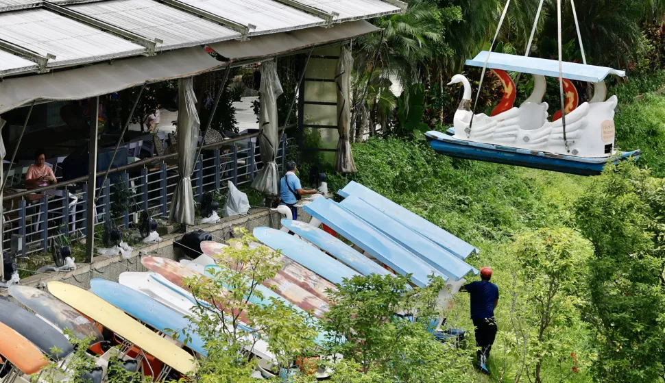 epa12219447 Taiwanese workers remove boats and platforms in anticipation of Typhoon Danas at the riverside in New Taipei City, Taiwan, 06 July 2025. Typhoon Danas is heading north-northeast, bringing strong winds and heavy rain to Taiwan. Early today, it was approximately 280 kilometers south of Penghu, with wind speeds reaching 101 kilometers per hour. Its outer bands are generating rainstorms, with some areas, such as Taitung, Pingtung, and Kaohsiung, experiencing severe rainfall. EPA/RITCHIE B. TONGO