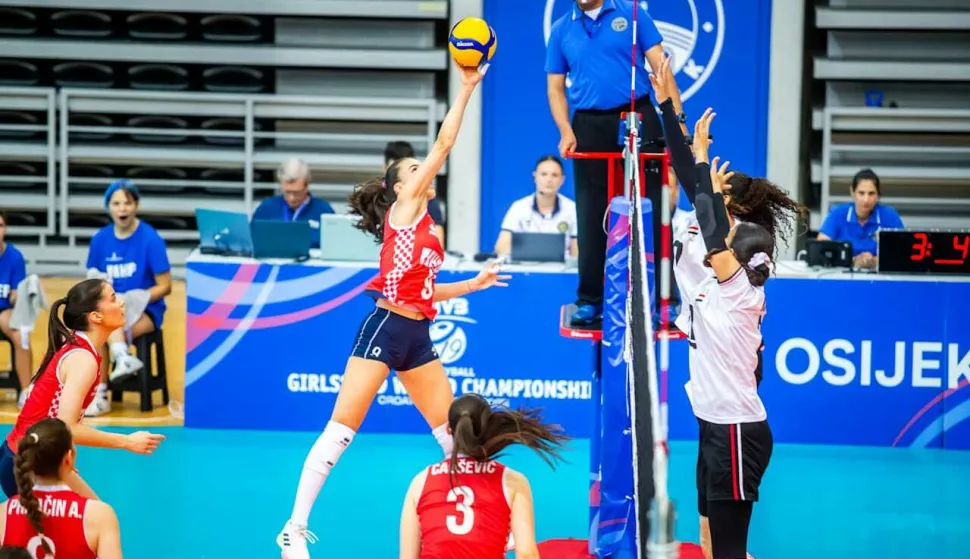 Dočekali smo i jednu utakmicu bez stresa i neizvjesnosti naših odbojkašica na utakmicama A skupine U 19 Svjetskog prvenstva u osječkom Gradskom vrtu. Hrvatska je nastavila svoj pobjednipki niz i u 4. kolu, Egipat je bio puno lakši zalogaj od ranijoih protivnica (Njemačka, Meksiko, Kanada), stoga nečudi da se upisala i prva pobjeda u tri seta.