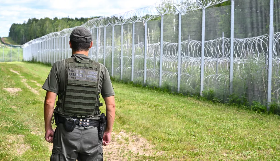 epa11455652 A border guard stands at fortifications at the checkpoint in Padvarionys, during the visit of Polish Defense Minister Kosiniak-Kamysz, near the border to Belarus, in Padvarionys, Lithuania 03 July 2024. Minister Wladyslaw Kosiniak-Kamysz paid a one-day visit to Lithuania. EPA/Valdemar Doveiko POLAND OUT