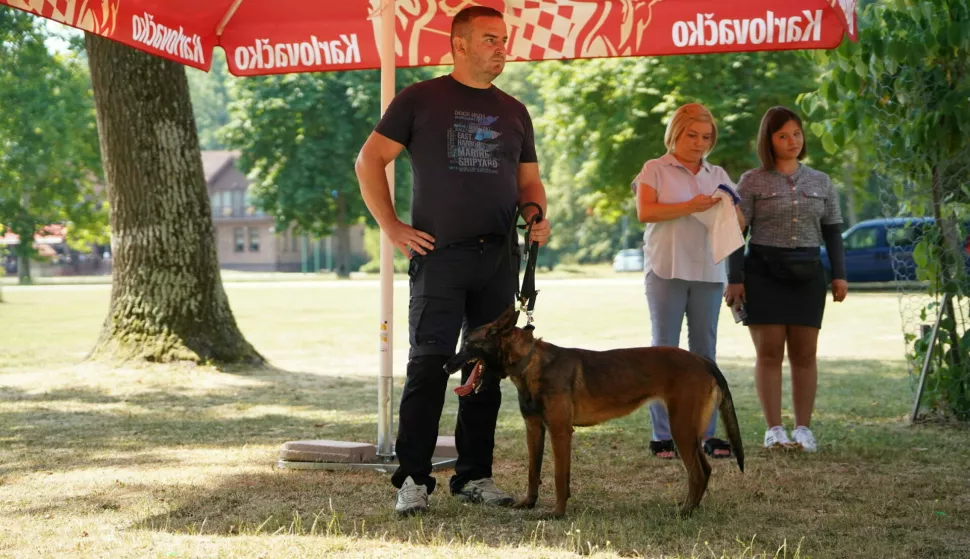VINKOVCIU lovištu Stari Kunjevci, nadomak Vinkovaca, održana je smotra i uzgojni pregled službenih i sportskih pasmina pasa u organizaciji Kinološkog društva Vinkovci,