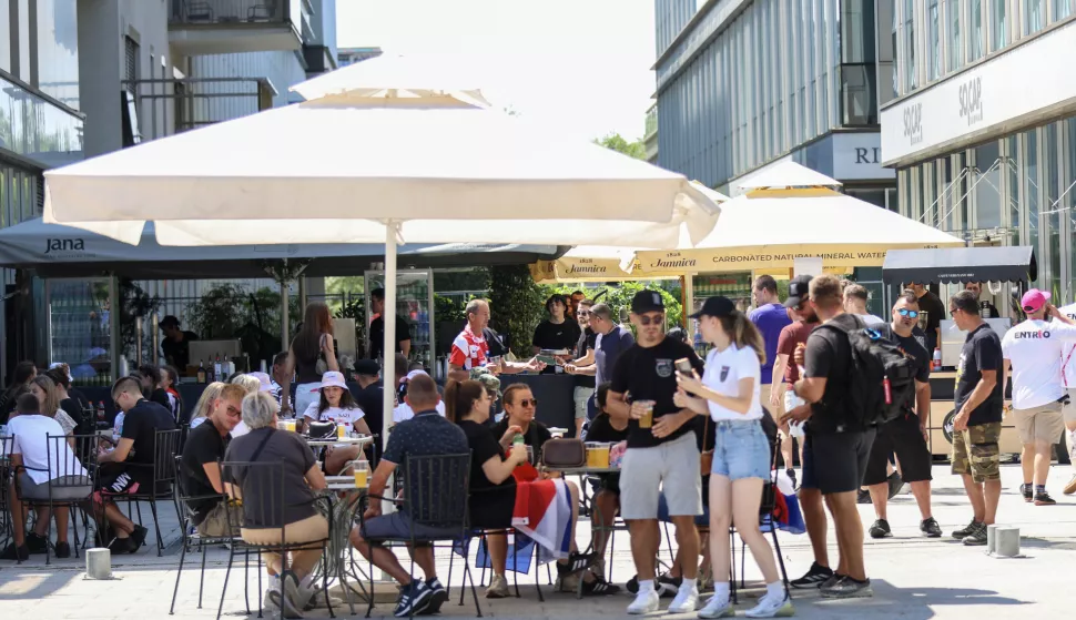 Zagreb, 05.07.2025 - Stotine ljudi stiže na Bundek na koncert Marka Perkovića Thompsona. Na slici kafići u blizini Bundeka su popunjeni.foto HINA/ Damir SENČAR/ ds