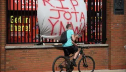 epa12213487 A cyclist passes a tribute to soccer player Diogo Jota at Anfield, the home of Liverpool FC in Liverpool, Britain 03 July 2025. Jota died in a car accident in Spain together with his brother Andre Silva on 03 July 2025. EPA/ADAM VAUGHAN