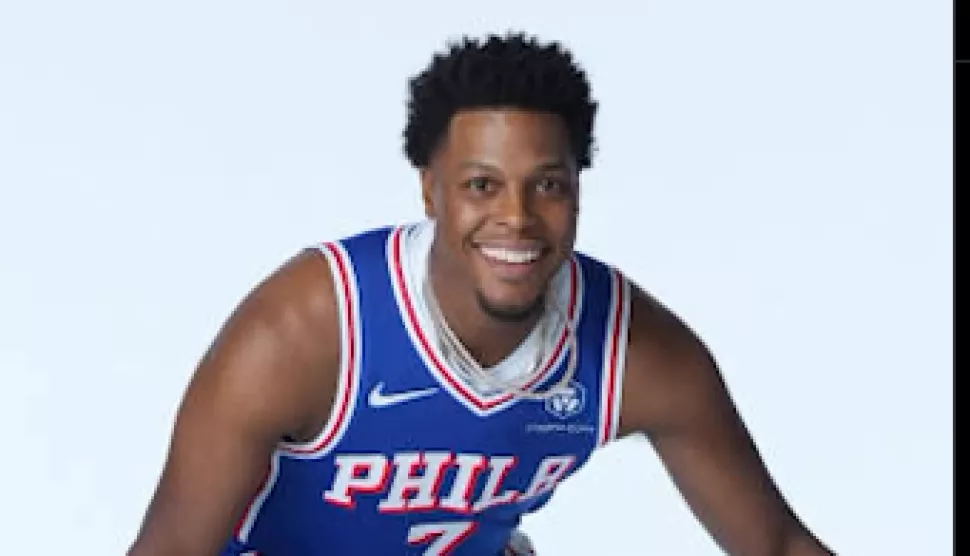 PHILADELPHIA, 8. srpnja 2025. (Hina/Reuters) - Košarkaš Kyle Lowry, koji je dio posljednje dvije sezone proveo igrajući u svom rodnom gradu Philadelphiji, u ponedjeljak je potpisao jednogodišnji ugovor kojim će odigrati svoju 20. NBA sezonu sa 76ersima.
