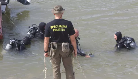Osijek, 12. 07. 2023, Desna obala Drave stotinjak metara nizvodno od Kozare oko 14 sati utopilo se dijete od 4 godine. Specijalna postrojba policije i HGSS pretrazuju korito Drave u potrazi za tijelom djeteta. snimio GOJKO MITIĆ