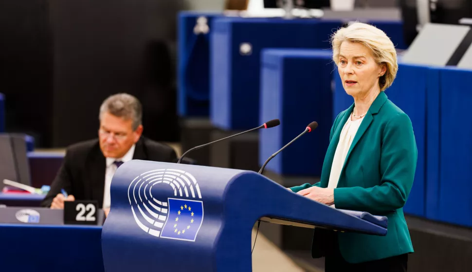 08 July 2025, France, Stra?burg: Ursula von der Leyen (r, CDU), President of the European Commission, stands in the European Parliament building and speaks while Maro? ?ef?ovi? (l), EU Commissioner for Trade and Economic Security and EU Commissioner for Institutional Relations and Transparency, is seen behind her. The plenary session week begins with a debate on a vote of no confidence in the EU Commission. The vote is scheduled for Thursday. Photo: Philipp von Ditfurth/dpa Photo: Philipp von Ditfurth/DPA