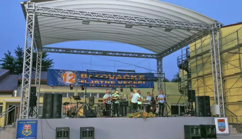 Bizovac, uređivanje pozornice za Bizovačke ljetne večeri,srpanj 2018.