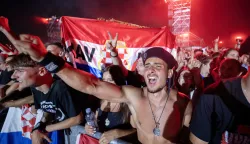 Zagreb, 05.07.2025 - Koncert Marka Perkovića Thompsona na zagrebačkom Hipodromu. Na slici mladić sa crnom beretkom pjeva tijekom koncerta.foto HINA/ Damir SENČAR/ ds