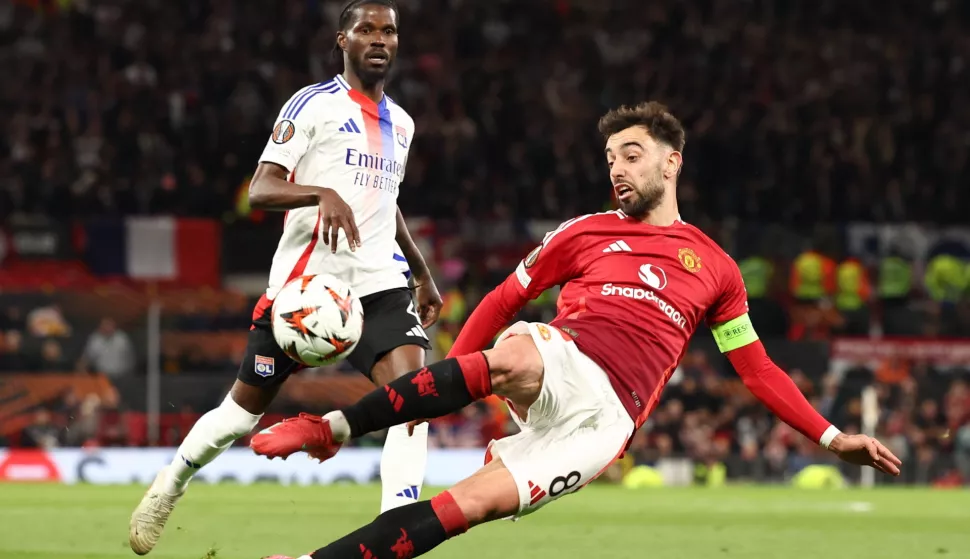 epa12037556 Bruno Fernandes of Manchester United (R) in action during the UEFA Europa League quarter-finals 2nd leg soccer match between Manchester United and Olympique Lyonnais, in Manchester, Britain, 17 April 2025. EPA/ADAM VAUGHAN