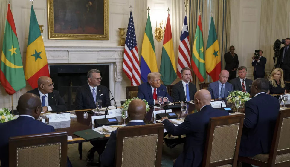 epa12227694 US President Donald Trump (C) during a meeting with African leaders at the White House, Washington, DC, USA, 09 July 2025. President Trump is meeting with the leaders of Gabon, Guinea-Bissau, Liberia, Mauritania and Senegal at the White House to discuss trade. EPA/WILL OLIVER/POOL POOL