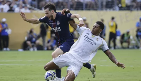epa12227923 Jude Bellingham of Real Madrid (R) in action against Khvicha Kvaratskhelia of PSG (L) during the FIFA Club World Cup 2025 match between Paris Saint-German and Real Madrid in East Rutherford, New Jersey, USA, 09 July 2025. EPA/CJ GUNTHER