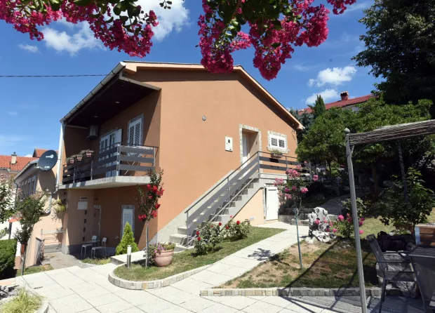 Kukuljanovo 07.08.2021.Zoran Pavletic iznajmljivac apartmana na adresi Kukuljanovo, kuca za odmor i mali botanicki vrt pred kucom Foto Marko Gracin 