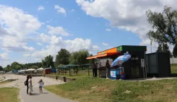Osijek 11. 07. 2025, Lijeva obala na samom ulazu na Copacabanu, Dravsku plažu, otvorena prava Pop Up trgovina Studenca u kontinentalnom dijelu hrvatske.snimio GOJKO MIITĆ