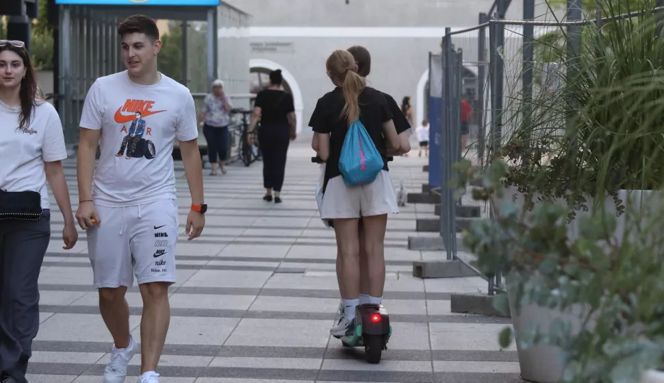 Osijek, 05. 06. 2025, Trg Slobode, oko 19 sati. Problem prometovanja električnim romobilima na Trgu Slobode, največi problem rade mladđi vozači e romobila.... žale se čitatelji. Ilustracija.snimio GOJKO MITIĆ