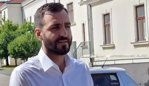 Vukovar, 11.7.2025.- Zamjenik predsjednika DP-a Vukovar i kandidat za gradona?elnika Vukovara na pro?lim lokalnim izborima Domagoj Bili? u petak je odr?ao konferenciju za novinare ispred zgrade DORH-a kako bi odgovorio na dana?nje optu?be vrha DP-a od strane gradona?elnika Vukovara Marijana Pavli?eka. foto HINA/ ua