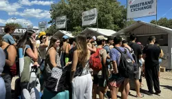Split, 11.7.2025.- Split je spreman za po?etak 11. izdanja festivala Ultra Europe - grad je pun gostiju, ulice vibriraju festivalskom energijom, a ve?eras od 19 sati Park Mlade?i postaje sredi?te elektroni?ke glazbe, koje ?e u tri dana okupiti desetke tisu?a posjetitelja iz cijelog svijeta. Ve? oko 15 sati pred Parkom Mlade?i po?eli su se stvarati veliki redovi, gdje brojni posjetitelji ?ekaju kako bi zamijenili ulaznice za festivalske narukvice. Iako je gu?va pred ulazom sve ve?a, promet prema stadionu zasad te?e bez ve?ih zastoja. foto HINA/ Lucija VUJNOVI?/ ua