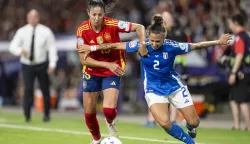 epa12232812 Spain's Leila Ouahabi,(L) fights for the ball with Italy's Elisabetta Oliviero (R) during the UEFA Women's EURO 2025 Group B soccer match between Italy and Spain at the Wankdorf stadium in Bern, Switzerland, 11 July 2025. EPA/ALESSANDRO DELLA VALLE EDITORIAL USE ONLY